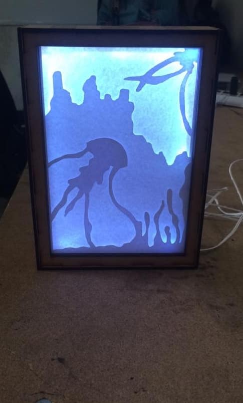 diorama lumineux représentant un fond marin avec des méduses