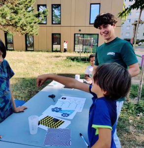 animateur et enfants souriants